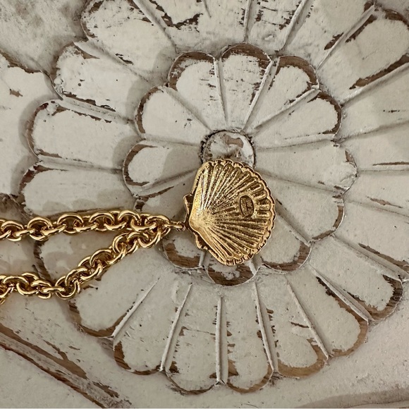 Kenneth Jay Lane Shell Clasp Necklace Shell Clasp Necklace - Picture 5 of 5